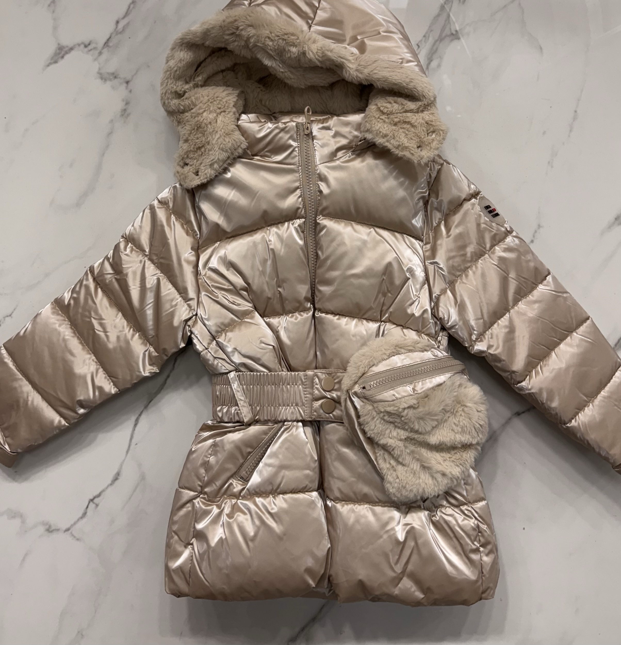 Miss Ebita
Giubbotto bambina fodera in pelliccia con marsupio in omaggio Art.243260