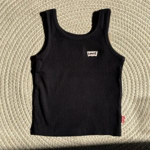 𝑳𝒆𝒗𝒊’𝒔 𝑲𝒊𝒅𝒔
Canotta bambina a costine Black/Pink art.116-023