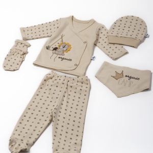 #Hashtag Mini
Set regalo completo due pezzi, bavetta, cappellino e guantini in puro cotone art.MI-008